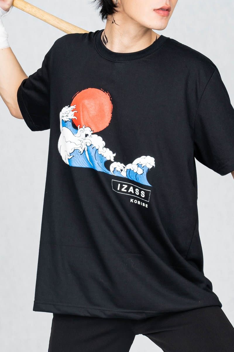 เสื้อยืดคอกลมทรงโอเวอร์ไซซ์สีดำ สกรีนลายญี่ปุ่น ใส่โดยนางแบบ