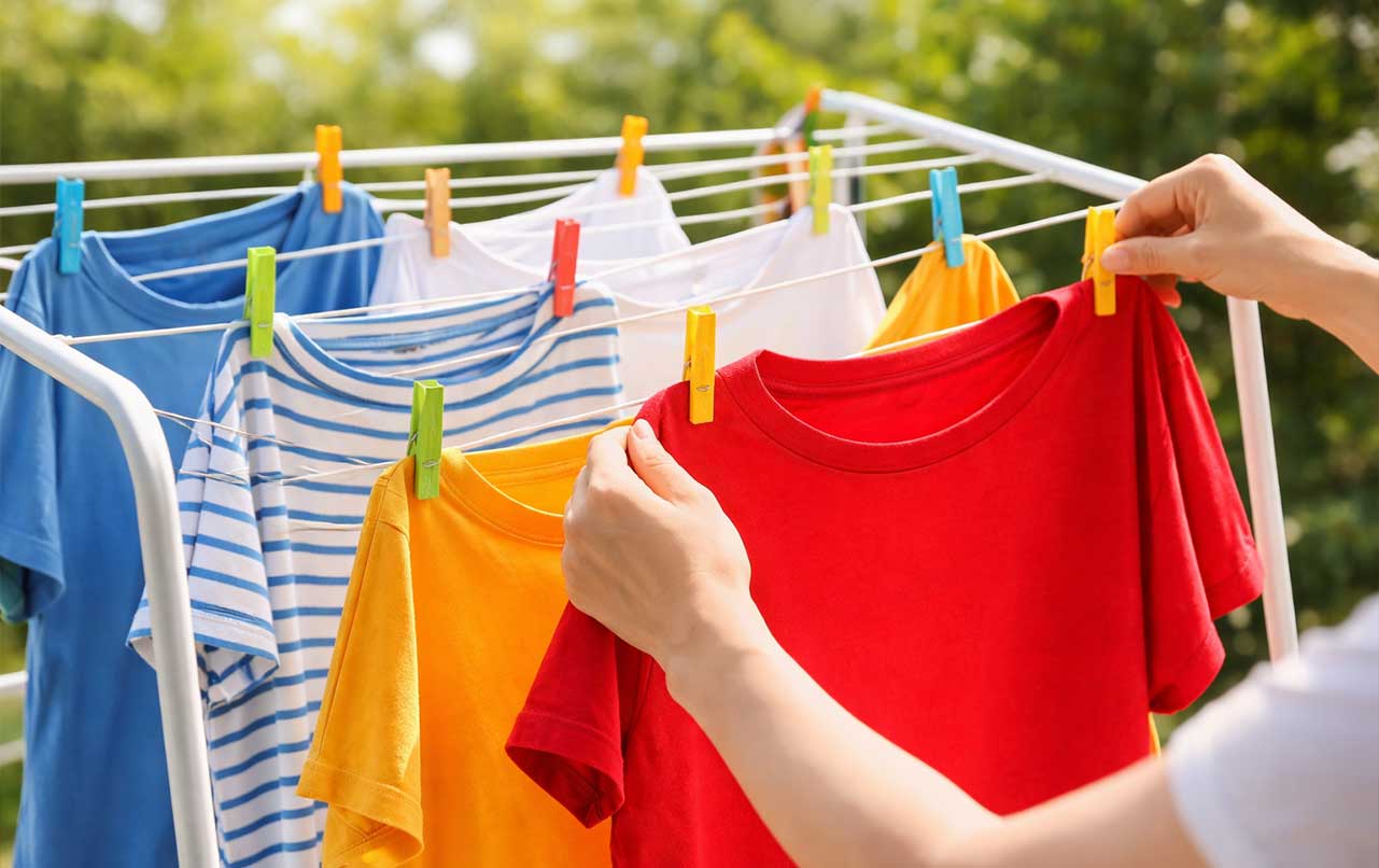 ซักเสื้อยังไงไม่ให้สีตก เข้าใจสาเหตุ พร้อมวิธีดูแลให้สีเสื้อสดนานเหมือนใหม่ 1